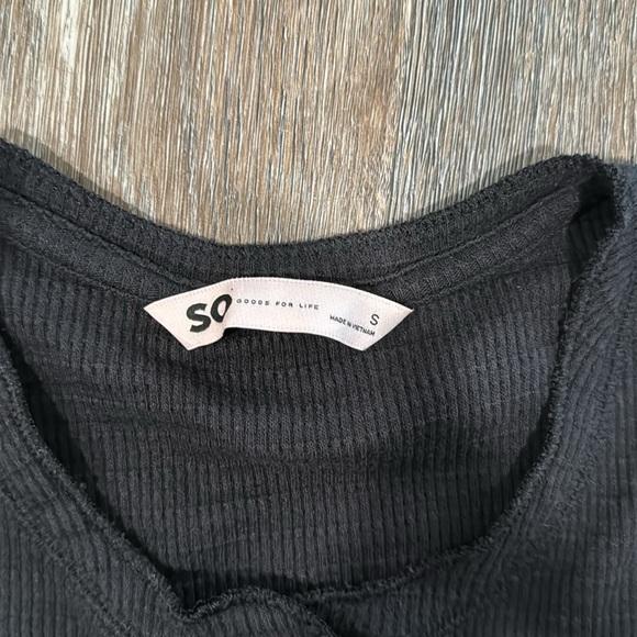 SO black cropped tank w/buttons- juniors size Small - Picture 3 of 4